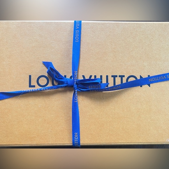 Authentic Louis Vuitton evermore shawl - Picture 4 of 6